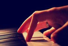 28圈体育：[NBA]字母哥单挑巴特勒 背转身勾手抛射得分.